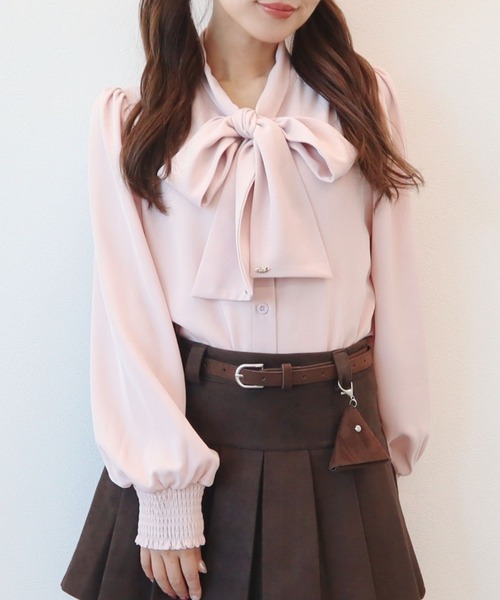 CECIL McBEE（セシルマクビー）の「棒タイGOLDプレート付きブラウス（シャツ/ブラウス・レディース・ピンク/ブラック/オフホワイト・MEDIUM）」の3枚目の写真