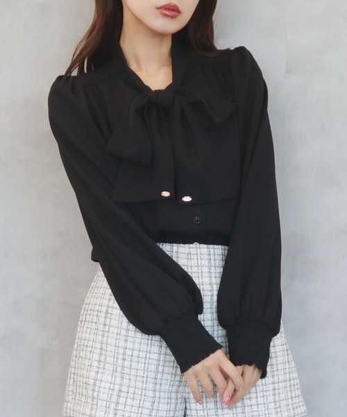 CECIL McBEE（セシルマクビー）の「棒タイGOLDプレート付きブラウス（シャツ/ブラウス・レディース・ピンク/ブラック/オフホワイト・MEDIUM）」の2枚目の写真