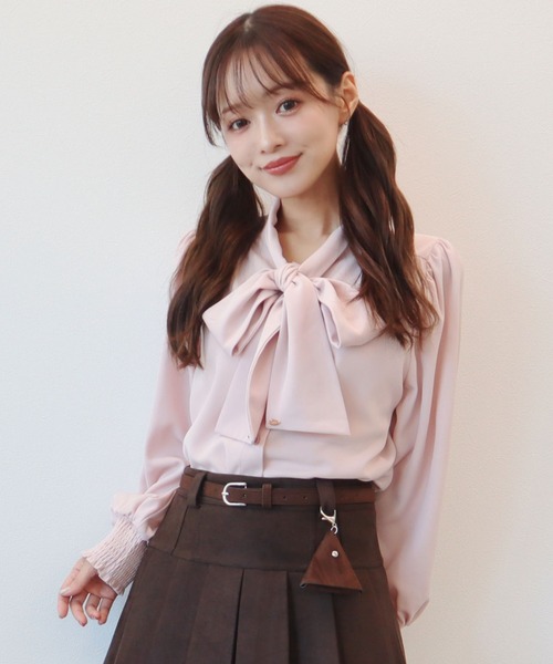 CECIL McBEE（セシルマクビー）の「棒タイGOLDプレート付きブラウス（シャツ/ブラウス・レディース・ピンク/ブラック/オフホワイト・MEDIUM）」の4枚目の写真