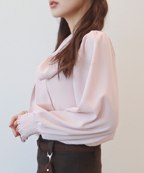 CECIL McBEE（セシルマクビー）の「棒タイGOLDプレート付きブラウス（シャツ/ブラウス・レディース・ピンク/ブラック/オフホワイト・MEDIUM）」の5枚目の写真