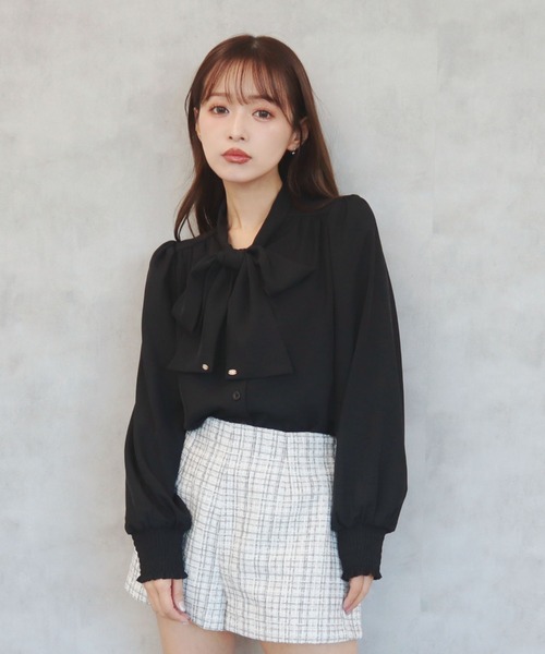 CECIL McBEE（セシルマクビー）の「棒タイGOLDプレート付きブラウス（シャツ/ブラウス・レディース・ピンク/ブラック/オフホワイト・MEDIUM）」の8枚目の写真