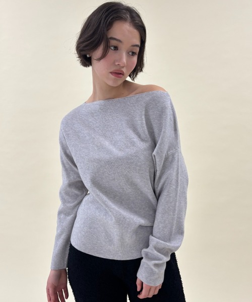 FUULLY STUDIO(フーリィーステューディオ)の「アシメオフショルニットプルオーバー(ニット/セーター・レディース・グレー/アイボリー/ブラック・FREE)」の1枚目の写真