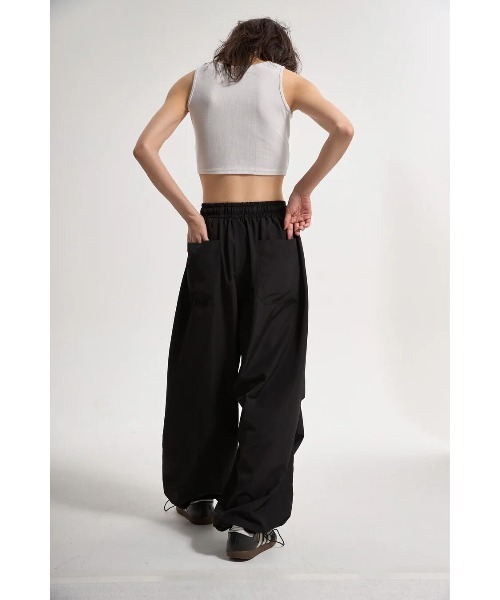 CREO STORE(クレオストア)の「【IAMU】Nylon Cargo Pants ナイロンイージーワイドパンツ(ユニセックス)(その他パンツ・レディース・ブラック・FREE)」の2枚目の写真