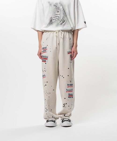 Maison MIHARA YASUHIRO(メゾンミハラヤスヒロ)の「Embellished Sticker Sweat Pants(スウェットパンツ・メンズ・ブラック/ホワイト・46/44/48)」の4枚目の写真