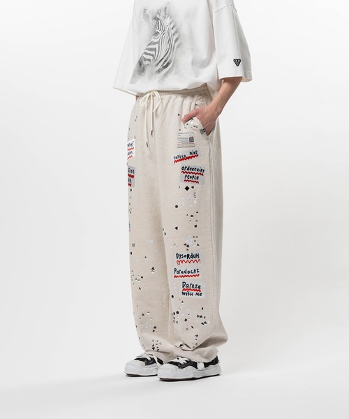 Maison MIHARA YASUHIRO(メゾンミハラヤスヒロ)の「Embellished Sticker Sweat Pants(スウェットパンツ・メンズ・ブラック/ホワイト・46/44/48)」の5枚目の写真