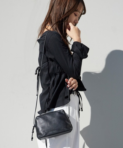 NOTHING WRITTEN（ナッシングリトゥン）の「NOTHING WRITTEN / ナッシングリトゥン Square bag ラムスキン レザーショルダーバッグ（ショルダーバッグ・レディース・ブラック・FREE）」の4枚目の写真