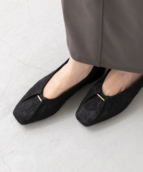 welleg(ウェレッグ)の「【 極やわ 】 タックデザイン ゴールドバーパンプス(パンプス・レディース・イエロー/ブラック系/ブラウン/シルバー/アイボリー/ブラック・21.5cm/22.0cm/22.5cm/23.0cm/23.5cm/24.0cm/24.5cm/25.0cm/25.5cm/26.0cm)」の1枚目の写真
