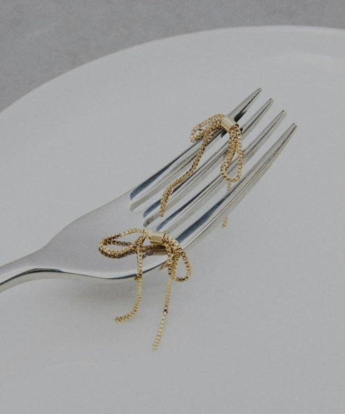 Nothing And Others（ナッシングアンドアザーズ）の「「Nothing And Others/ナッシングアンドアザーズ」Ribbon Link Pierce（ピアス（両耳用）・レディース・ゴールド/シルバー・FREE）」の2枚目の写真