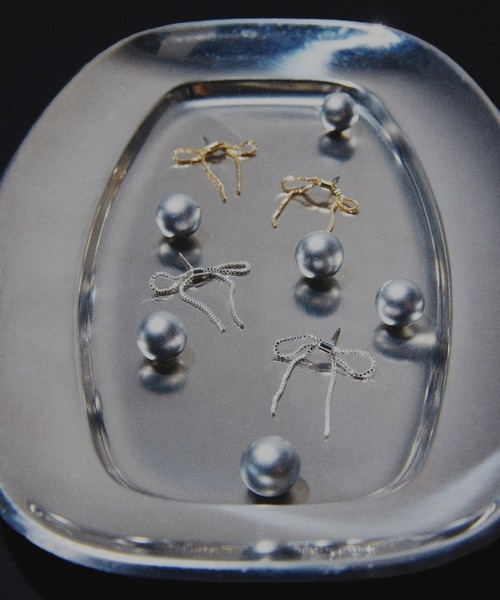 Nothing And Others（ナッシングアンドアザーズ）の「「Nothing And Others/ナッシングアンドアザーズ」Ribbon Link Pierce（ピアス（両耳用）・レディース・ゴールド/シルバー・FREE）」の3枚目の写真