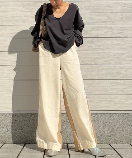 Q(キュー)の「バイカラーサイドラインパンツ(その他パンツ・レディース・グレイッシュベージュ/アイボリー・MEDIUM)」の1枚目の写真