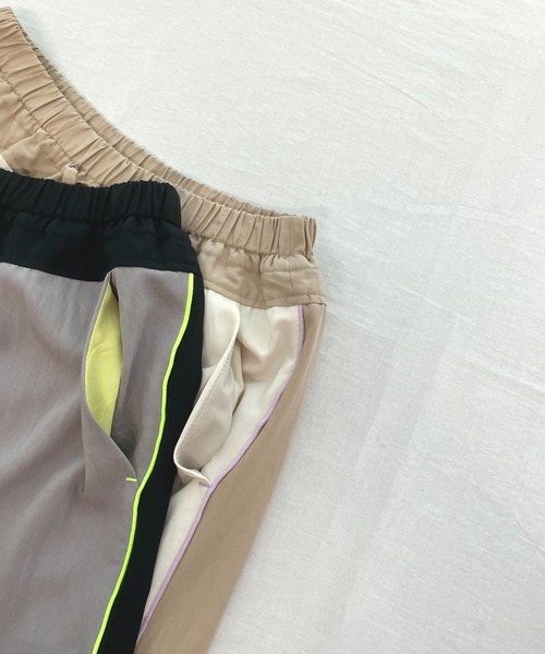 Q(キュー)の「バイカラーサイドラインパンツ(その他パンツ・レディース・グレイッシュベージュ/アイボリー・MEDIUM)」の7枚目の写真