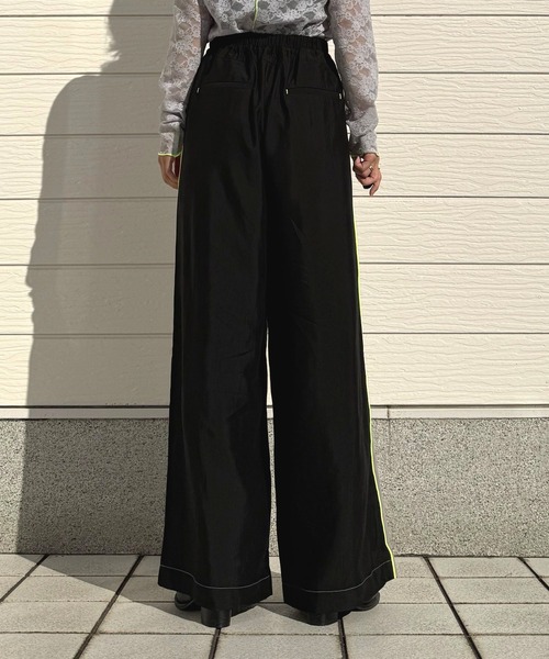 Q(キュー)の「バイカラーサイドラインパンツ(その他パンツ・レディース・グレイッシュベージュ/アイボリー・MEDIUM)」の15枚目の写真