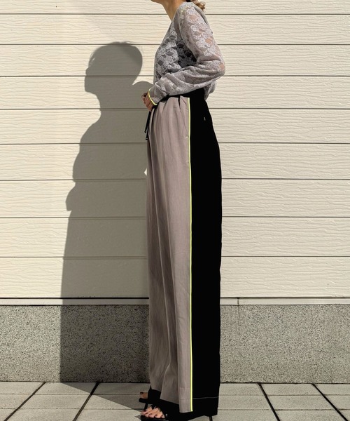 Q(キュー)の「バイカラーサイドラインパンツ(その他パンツ・レディース・グレイッシュベージュ/アイボリー・MEDIUM)」の17枚目の写真