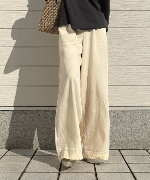 Q(キュー)の「バイカラーサイドラインパンツ(その他パンツ・レディース・グレイッシュベージュ/アイボリー・MEDIUM)」の10枚目の写真