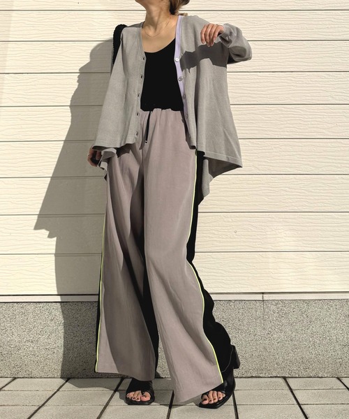 Q(キュー)の「バイカラーサイドラインパンツ(その他パンツ・レディース・グレイッシュベージュ/アイボリー・MEDIUM)」の16枚目の写真
