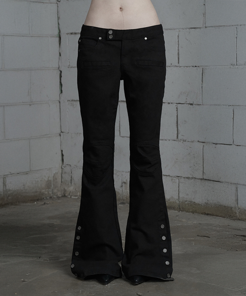 ETRE AU SOMMET(エトレオソメ)の「Double Knee Side Button Bootcut Denim Pants (Black)(デニムパンツ・レディース・ブラック・1/2)」の1枚目の写真