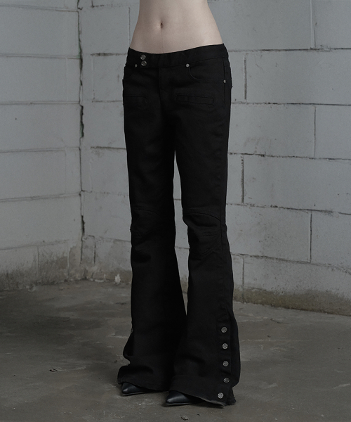 ETRE AU SOMMET(エトレオソメ)の「Double Knee Side Button Bootcut Denim Pants (Black)(デニムパンツ・レディース・ブラック・1/2)」の2枚目の写真