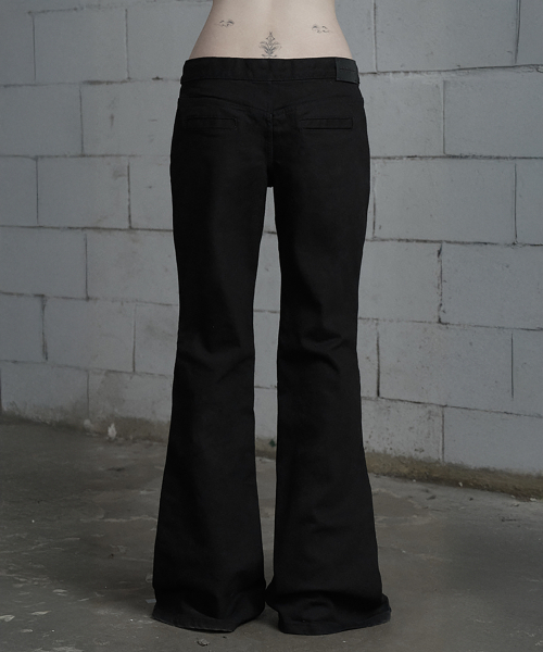 ETRE AU SOMMET(エトレオソメ)の「Double Knee Side Button Bootcut Denim Pants (Black)(デニムパンツ・レディース・ブラック・1/2)」の3枚目の写真