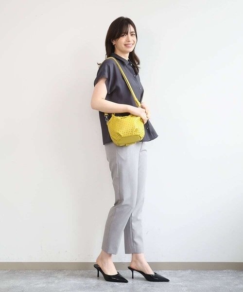 MK MICHEL KLEIN（エムケーミッシェルクラン）の「[2WAY]パンチングデザインラウンドミニバッグ（ハンドバッグ・レディース・シルバー/マスタード/ダークインディゴブルー・00）」の5枚目の写真