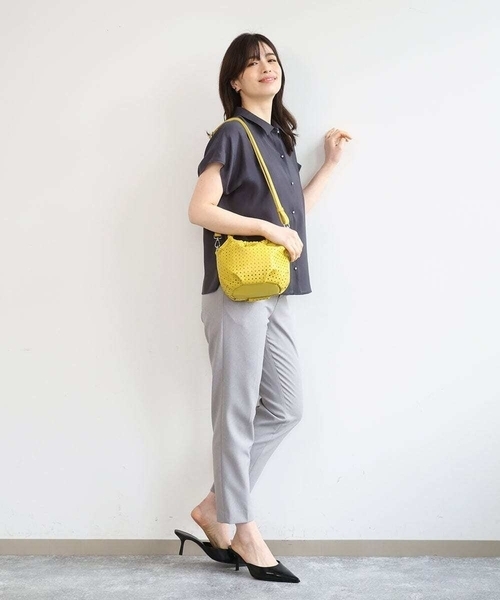 MK MICHEL KLEIN（エムケーミッシェルクラン）の「[2WAY]パンチングデザインラウンドミニバッグ（ハンドバッグ・レディース・シルバー/マスタード/ダークインディゴブルー・00）」の4枚目の写真