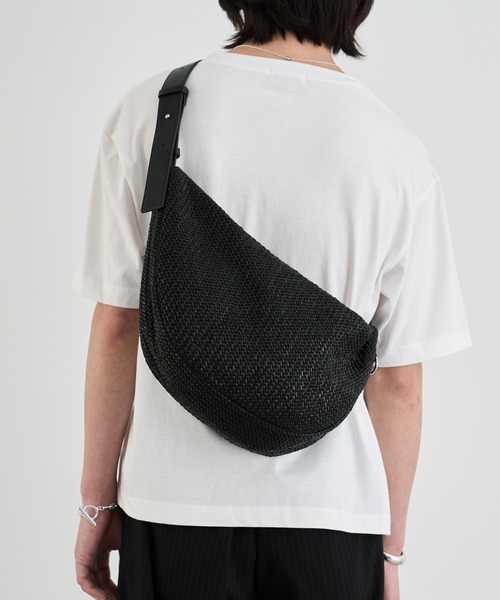 SINSS（シンス）の「Paper half moon bag / ペーパーハーフムーンバッグ（ショルダーバッグ・メンズ・ブラック・FREE）」の4枚目の写真