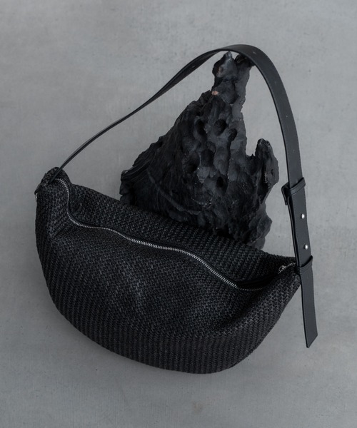 SINSS（シンス）の「Paper half moon bag / ペーパーハーフムーンバッグ（ショルダーバッグ・メンズ・ブラック・FREE）」の7枚目の写真