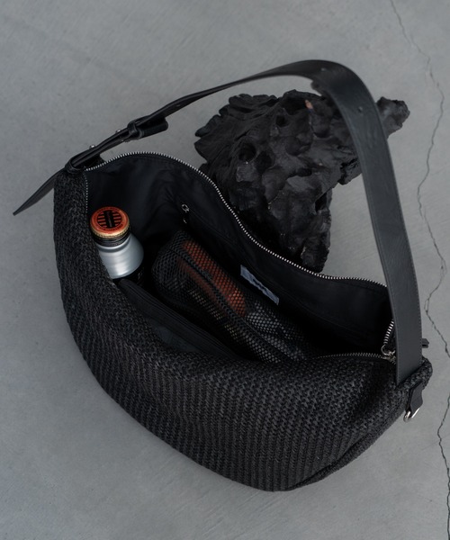 SINSS（シンス）の「Paper half moon bag / ペーパーハーフムーンバッグ（ショルダーバッグ・メンズ・ブラック・FREE）」の10枚目の写真