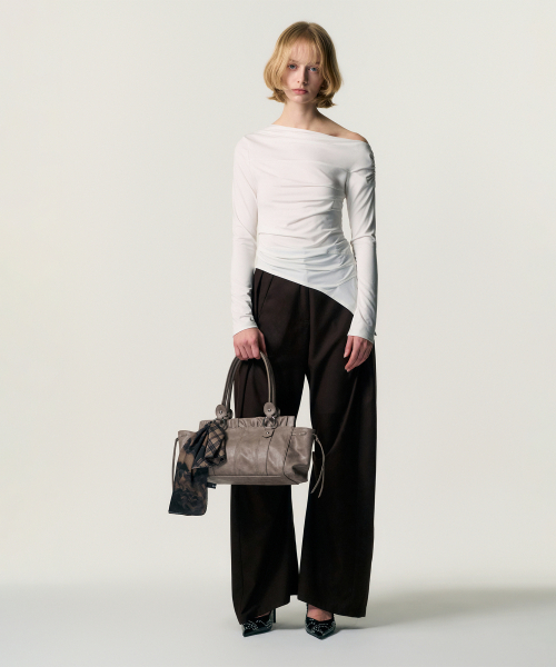 KIMZISU(キムジス)の「Ruched Belt Tote Bag_GREY(トートバッグ・レディース・ライトグレー・OS)」の2枚目の写真