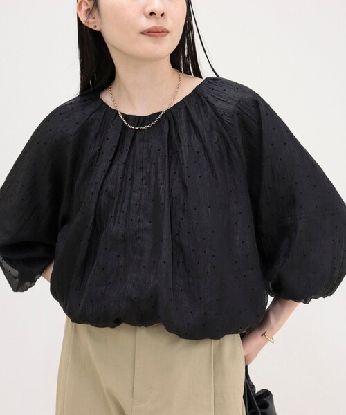 fredy emue（フレディエミュ）の「バルーンギャザーブラウス（シャツ/ブラウス・レディース・オフホワイト/グレイッシュブルー/ブラック系その他・38）」の2枚目の写真