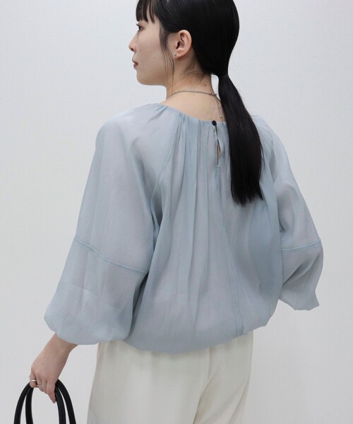 fredy emue（フレディエミュ）の「バルーンギャザーブラウス（シャツ/ブラウス・レディース・オフホワイト/グレイッシュブルー/ブラック系その他・38）」の3枚目の写真