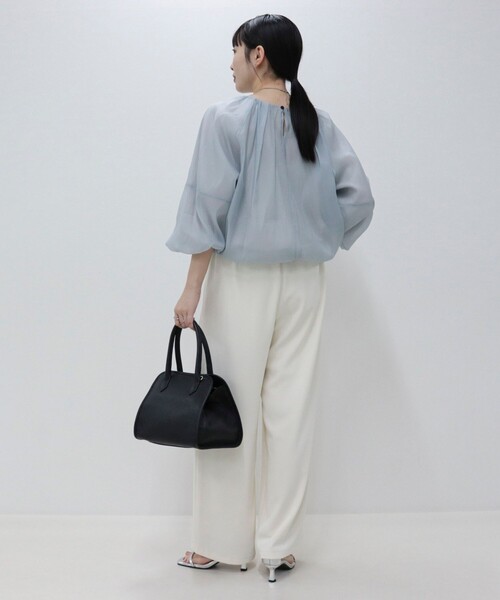 fredy emue（フレディエミュ）の「バルーンギャザーブラウス（シャツ/ブラウス・レディース・オフホワイト/グレイッシュブルー/ブラック系その他・38）」の5枚目の写真
