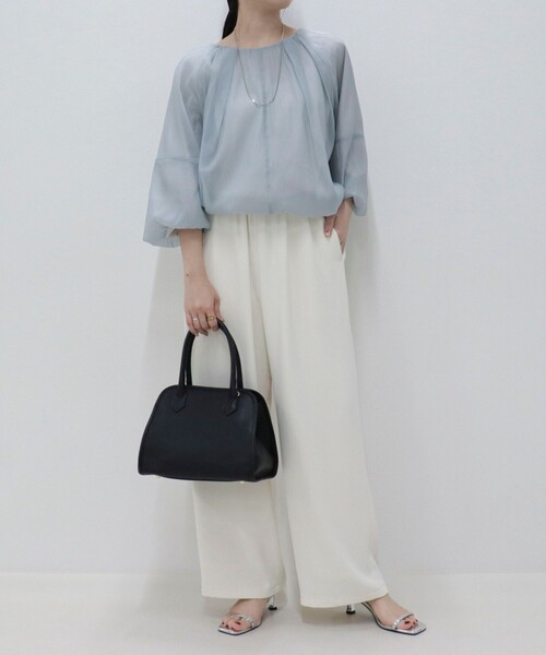 fredy emue（フレディエミュ）の「バルーンギャザーブラウス（シャツ/ブラウス・レディース・オフホワイト/グレイッシュブルー/ブラック系その他・38）」の6枚目の写真