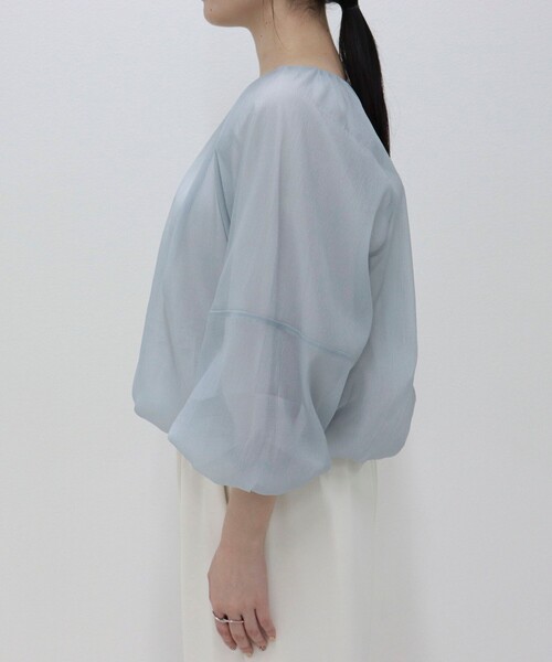 fredy emue（フレディエミュ）の「バルーンギャザーブラウス（シャツ/ブラウス・レディース・オフホワイト/グレイッシュブルー/ブラック系その他・38）」の14枚目の写真