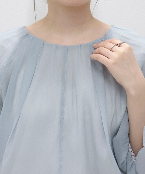 fredy emue（フレディエミュ）の「バルーンギャザーブラウス（シャツ/ブラウス・レディース・オフホワイト/グレイッシュブルー/ブラック系その他・38）」の17枚目の写真