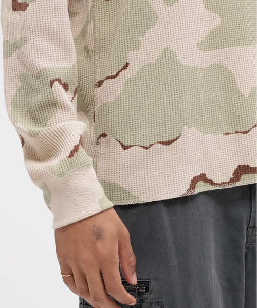 AVIREX（アヴィレックス）の「《直営店限定》MINI WAFFLE CAMO RAGLAN L/S T-SHIRT / ミニワッフル カモ ラグラン ロングスリーブ Tシャツ / AVIREX / アヴィレックス（Tシャツ/カットソー・メンズ・グリーン系カモフラージュ/ベージュ系その他・MEDIUM/SMALL/X-LARGE/LARGE）」の5枚目の写真