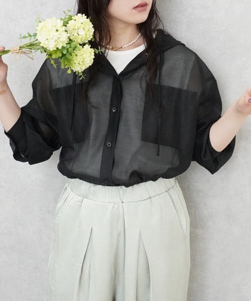 SELECT LEVERY(セレクトリベリー)の「長袖シアーフードシャツ(シャツ/ブラウス・レディース・ブラック/グレイッシュベージュ/ホワイト・MEDIUM)」の6枚目の写真