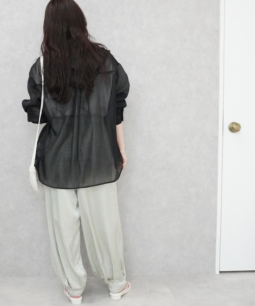 SELECT LEVERY(セレクトリベリー)の「長袖シアーフードシャツ(シャツ/ブラウス・レディース・ブラック/グレイッシュベージュ/ホワイト・MEDIUM)」の12枚目の写真