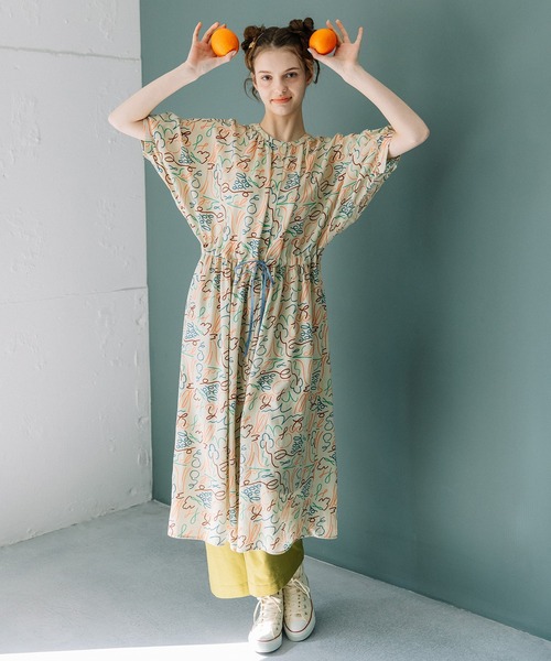 POU DOU DOU(プードゥドゥ)の「ダンシングフルーツプリントギャザーワンピース(ワンピース・レディース・ライトグレー/キナリ・3)」の1枚目の写真