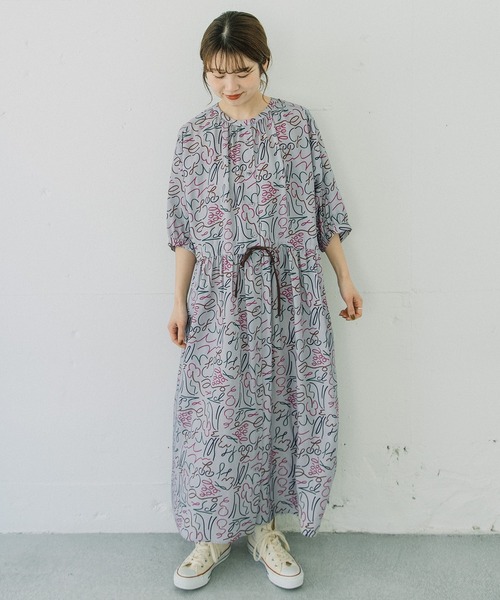 POU DOU DOU(プードゥドゥ)の「ダンシングフルーツプリントギャザーワンピース(ワンピース・レディース・ライトグレー/キナリ・3)」の2枚目の写真