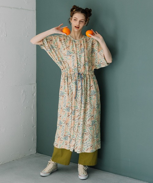 POU DOU DOU(プードゥドゥ)の「ダンシングフルーツプリントギャザーワンピース(ワンピース・レディース・ライトグレー/キナリ・3)」の3枚目の写真