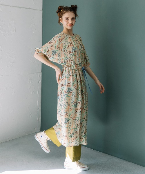 POU DOU DOU(プードゥドゥ)の「ダンシングフルーツプリントギャザーワンピース(ワンピース・レディース・ライトグレー/キナリ・3)」の4枚目の写真