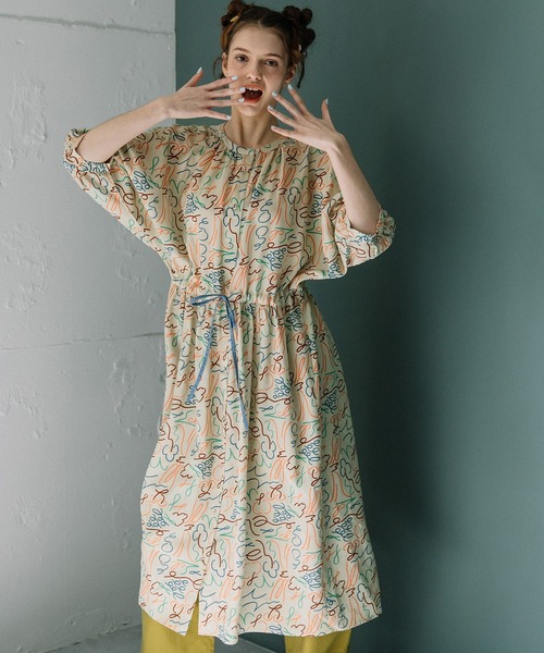 POU DOU DOU(プードゥドゥ)の「ダンシングフルーツプリントギャザーワンピース(ワンピース・レディース・ライトグレー/キナリ・3)」の5枚目の写真