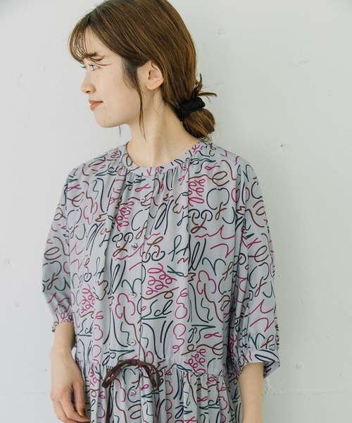 POU DOU DOU(プードゥドゥ)の「ダンシングフルーツプリントギャザーワンピース(ワンピース・レディース・ライトグレー/キナリ・3)」の13枚目の写真