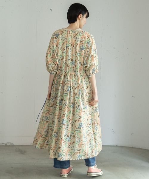 POU DOU DOU(プードゥドゥ)の「ダンシングフルーツプリントギャザーワンピース(ワンピース・レディース・ライトグレー/キナリ・3)」の18枚目の写真