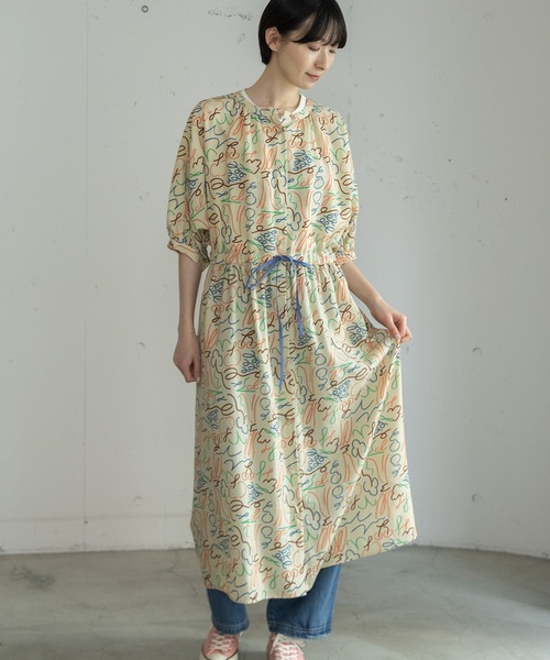 POU DOU DOU(プードゥドゥ)の「ダンシングフルーツプリントギャザーワンピース(ワンピース・レディース・ライトグレー/キナリ・3)」の19枚目の写真