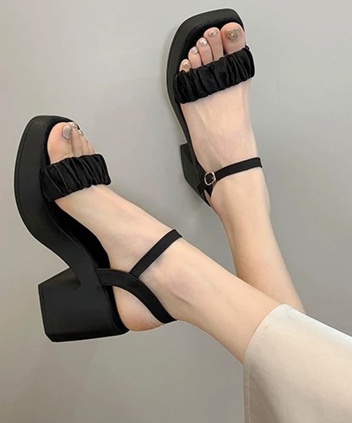 shopnikoniko(ショップニコニコ)の「シアーギャザーベルト チャンキーヒール 厚底サンダル(サンダル・レディース・ブラック/ホワイト・37/36/39/38)」の1枚目の写真
