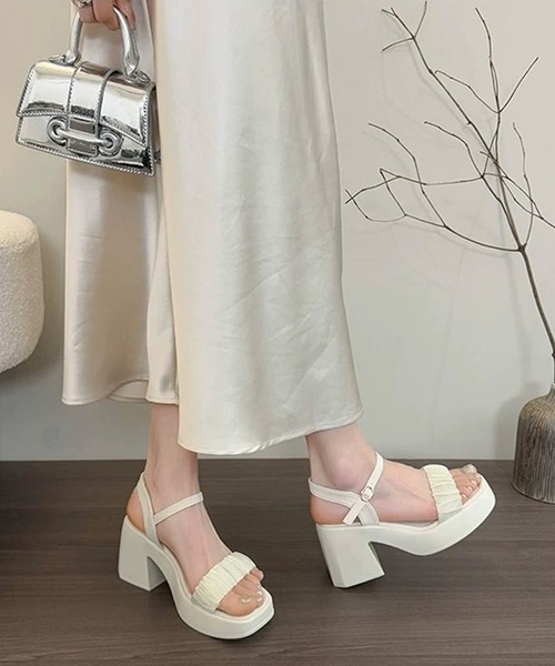shopnikoniko(ショップニコニコ)の「シアーギャザーベルト チャンキーヒール 厚底サンダル(サンダル・レディース・ブラック/ホワイト・37/36/39/38)」の7枚目の写真