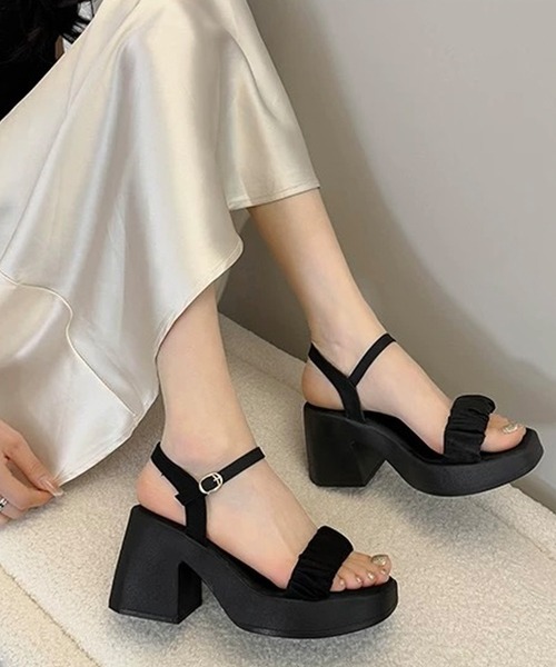 shopnikoniko(ショップニコニコ)の「シアーギャザーベルト チャンキーヒール 厚底サンダル(サンダル・レディース・ブラック/ホワイト・37/36/39/38)」の3枚目の写真