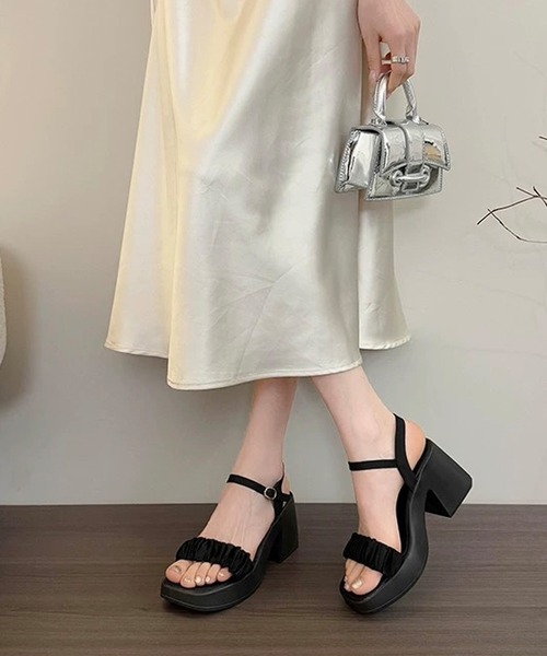 shopnikoniko(ショップニコニコ)の「シアーギャザーベルト チャンキーヒール 厚底サンダル(サンダル・レディース・ブラック/ホワイト・37/36/39/38)」の4枚目の写真