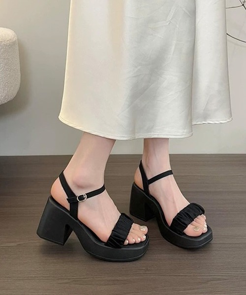 shopnikoniko(ショップニコニコ)の「シアーギャザーベルト チャンキーヒール 厚底サンダル(サンダル・レディース・ブラック/ホワイト・37/36/39/38)」の5枚目の写真